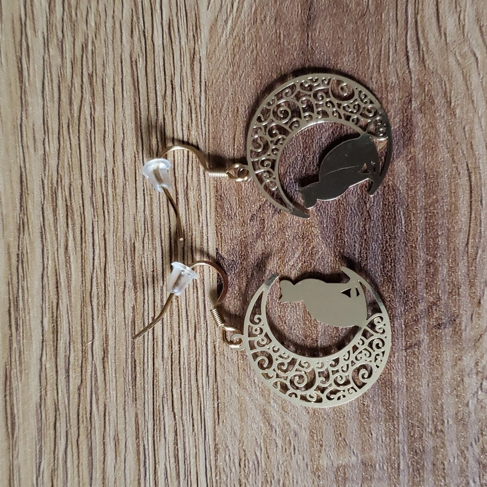 😻Pre-loved gold plated Sailor Moon Cat earrings